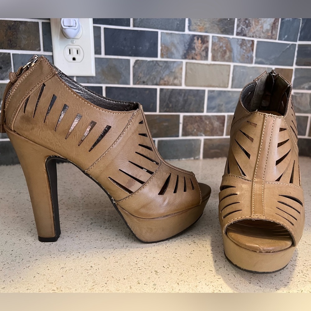 NEW Pink & Pepper Taupe Open Toe Platform Booties Heels 6.5